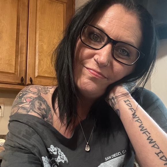 Meet your Posher, Stephanie - Picture 3 of 16